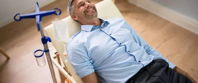 пациент лежит под капельницей для мужчин