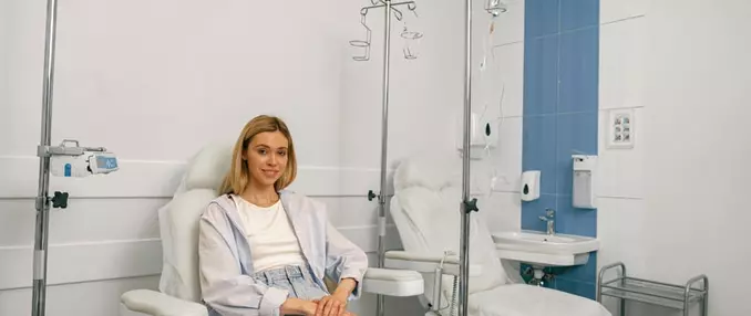 женщина ожидает установки капельницы от усталости