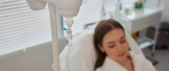 женщина сидит под капельницей Лаеннек